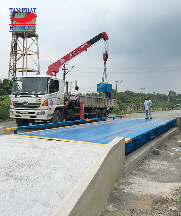 Ô tô con nát đầu sau cú đâm mạnh vào đuôi xe tải #36 Ô tô con nát đầu sau cú đâm mạnh vào đuôi xe tải