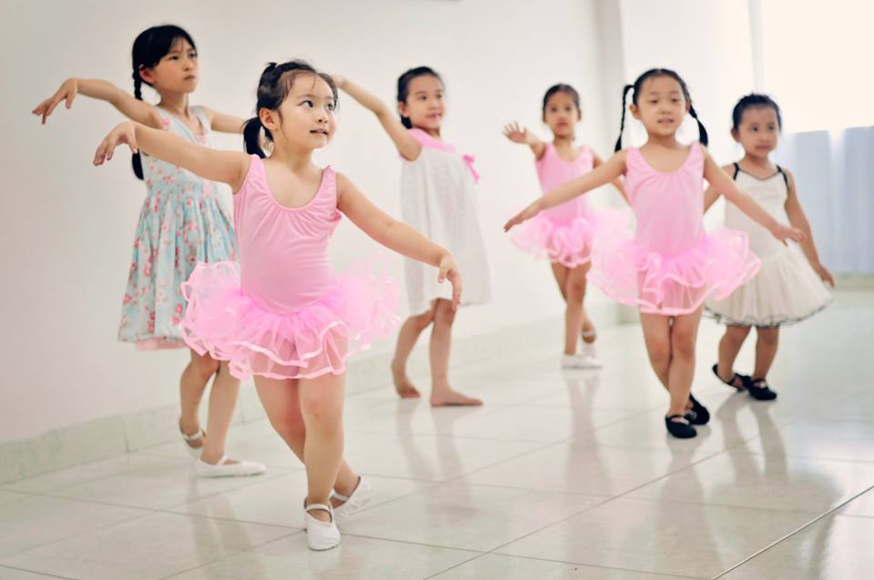 Chọn kiểu váy múa ballet trẻ em phần trên ôm sát phần dưới xòe đẹp thanh lịch