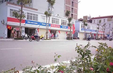‘Đồng phục’ biển hiệu: Do quan hay do dân?