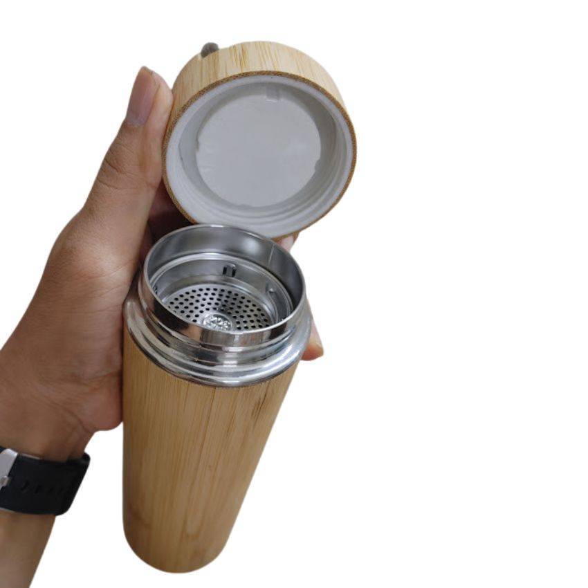 Trên tay, bình giữ nhiệt tre mở nắp nhìn từ bên trong