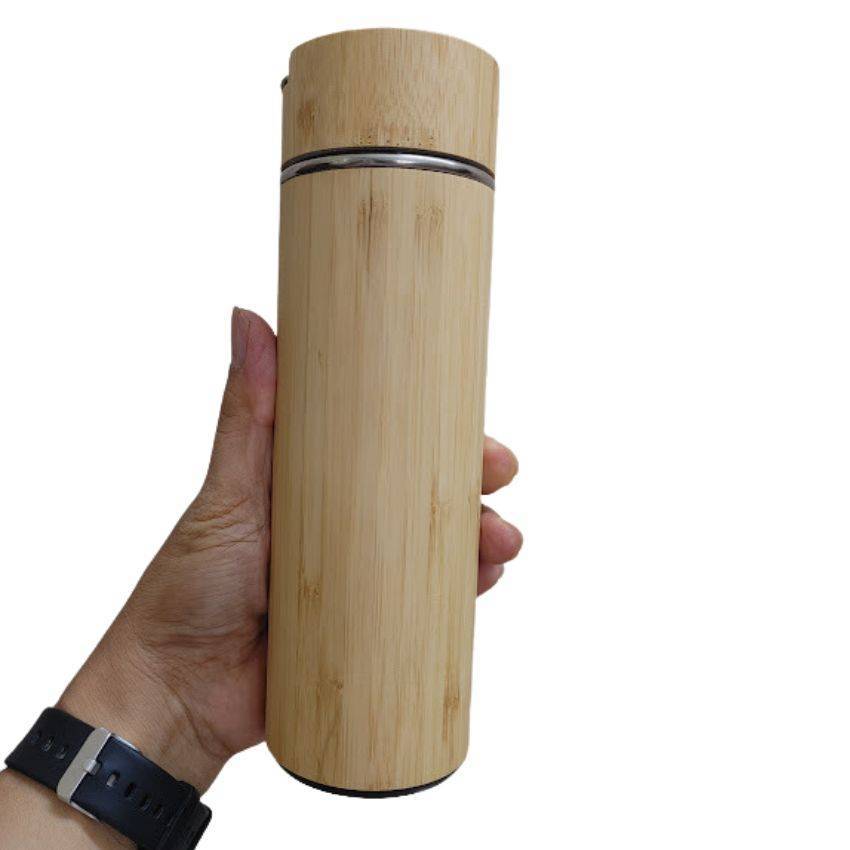 Trên tay bình giữ nhiệt tre tự nhiên có quai cài