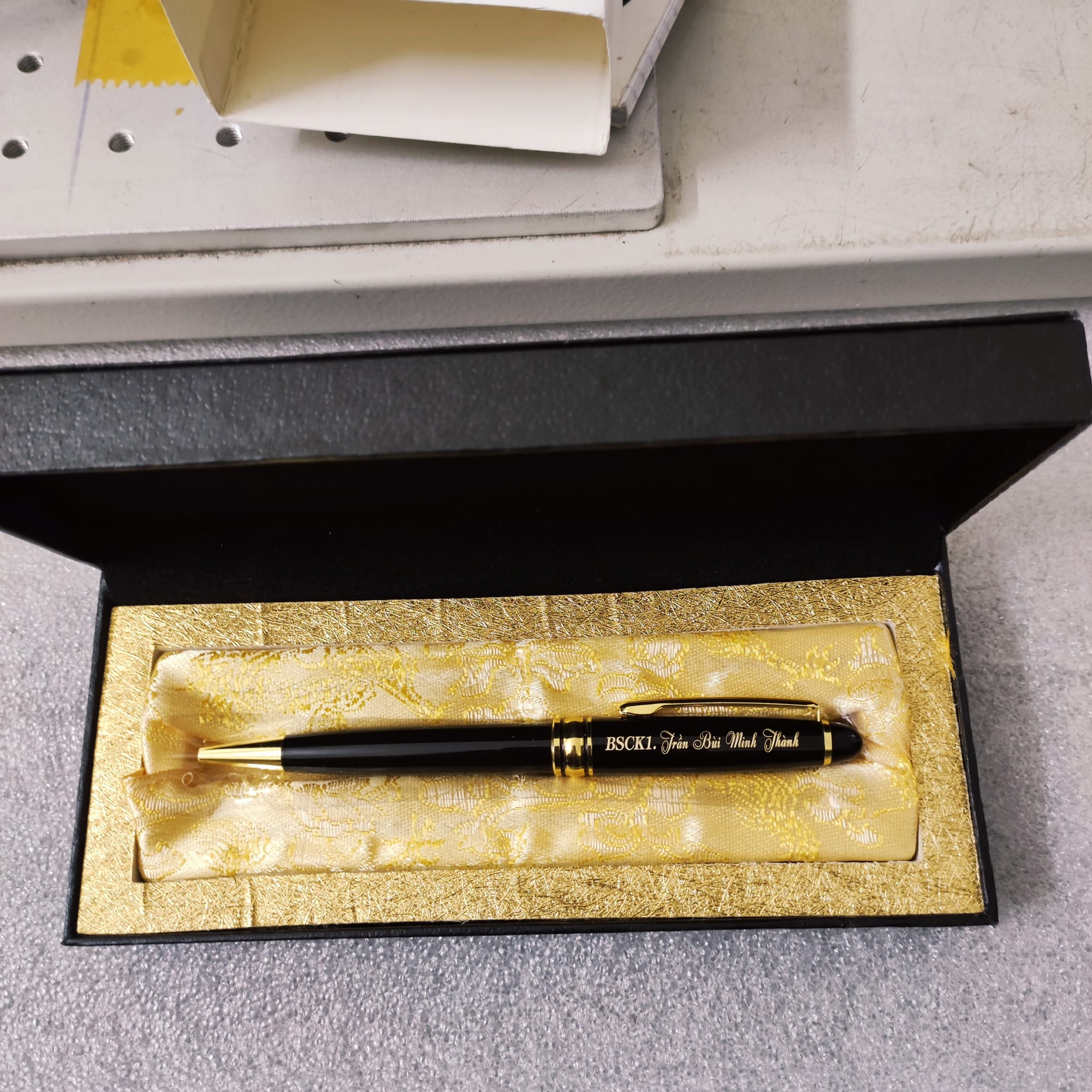 khắc tên bút ký kim loại bằng máy khắc laser