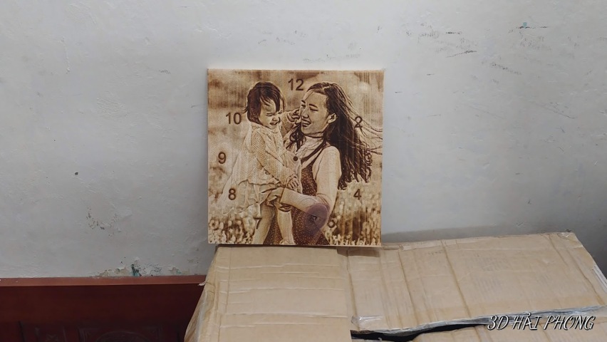 Mặt đồng hồ treo tường gỗ khắc ảnh gia đình bằng máy khắc laser CO2