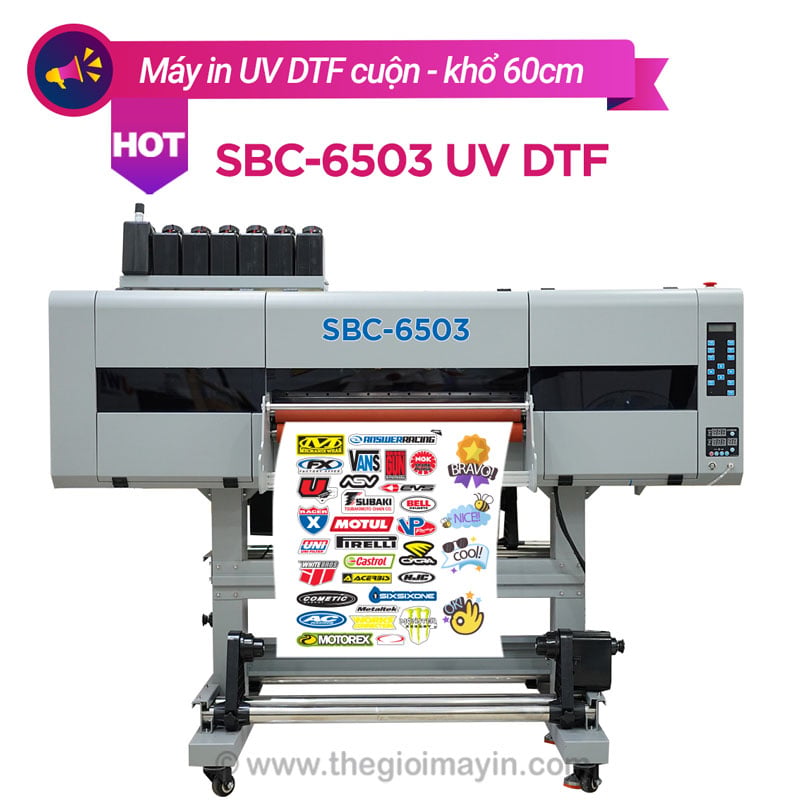 Chiếc máy in UV đang in logo các thương hiệu