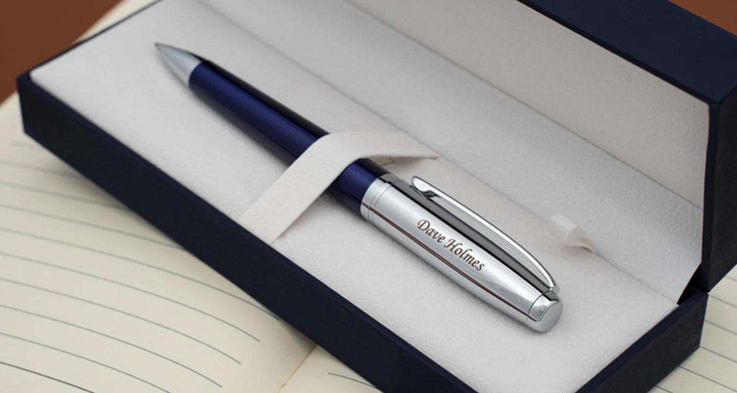 Bộ bút ký khắc tên được đặt trên quyển vở kẻ ngang