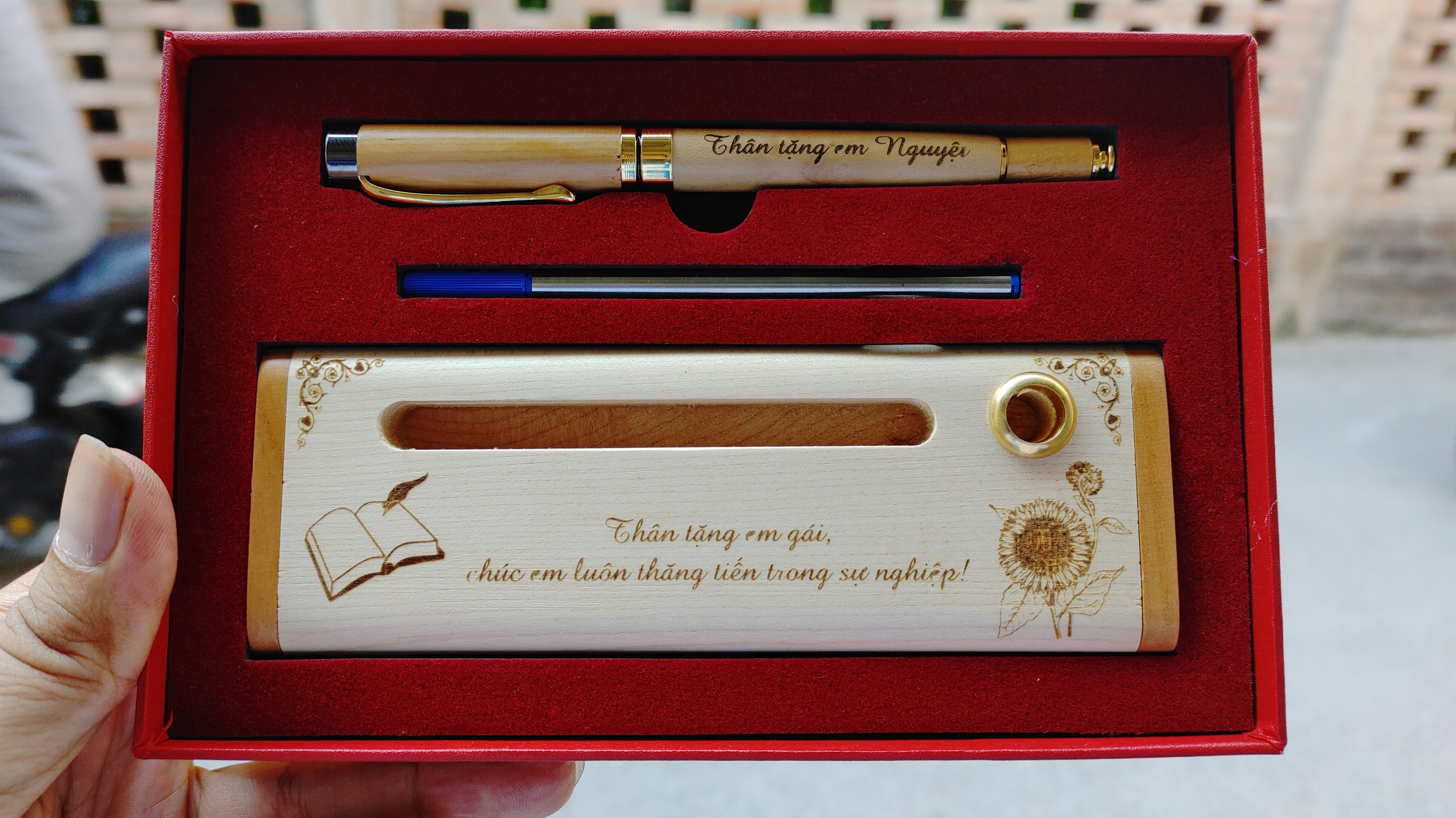 Set bút gỗ khắc tên, khắc ảnh trên hộp bút