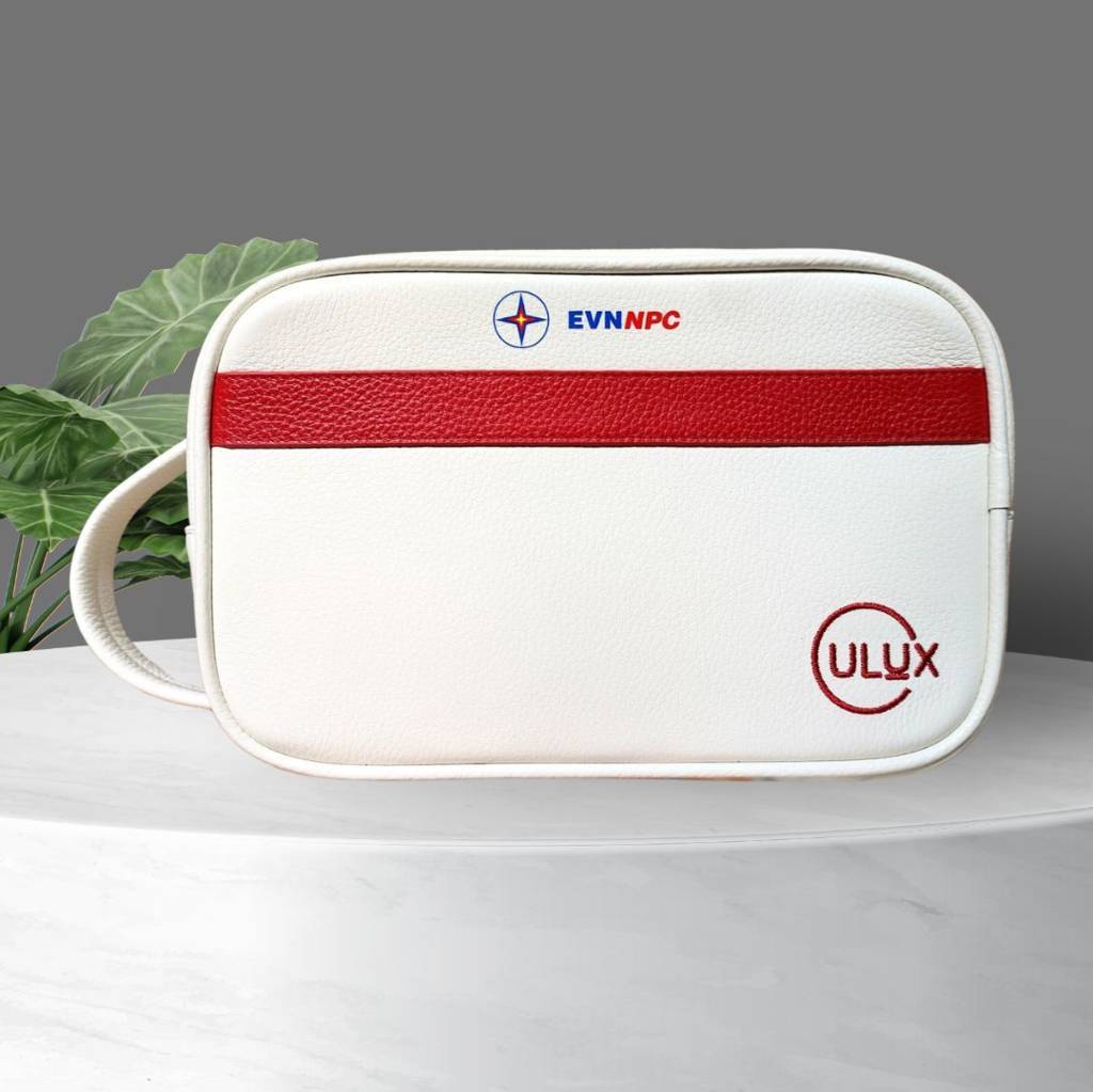 Chiếc túi da để trên bàn in logo Điện lực Việt Nam