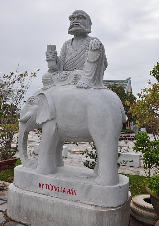 Kỵ tượng la hán