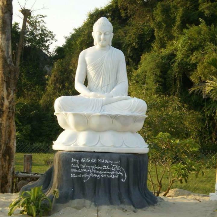 Tượng Phật ngồi đài sen bằng đá trắng