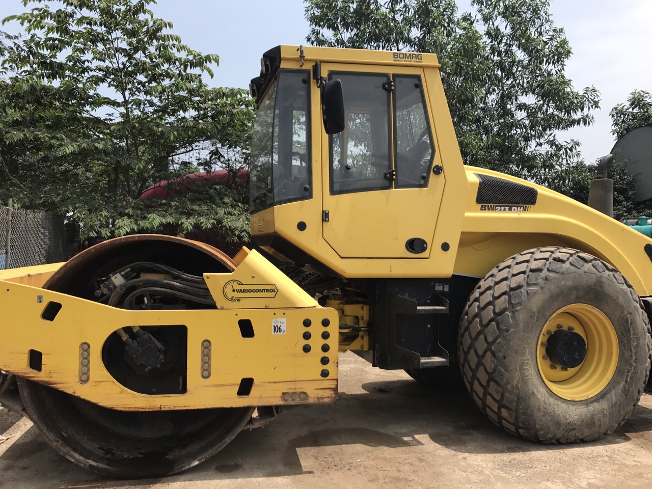 Cho thuê lu rung bomag 213D lực rung 28 tấn