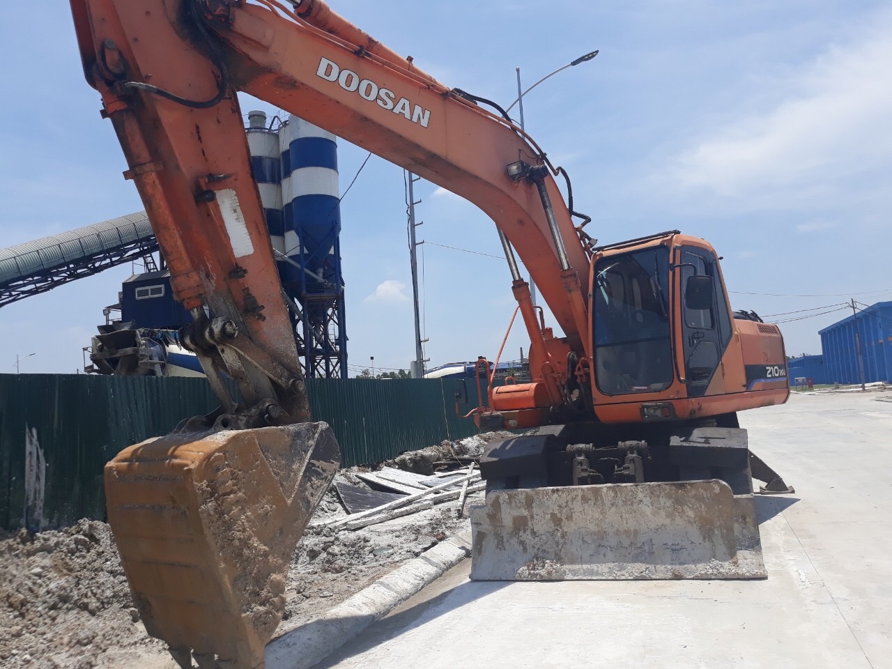 Giá cho thuê máy xúc đào bánh xích bánh lốp Giá Cho Thuê Máy Xúc Đào Bánh Xích Bánh Lốp