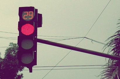 Cuộc tranh luận không hồi kết: “Nên sử dụng cấp số nào để dừng xe khi chờ đèn đỏ?”