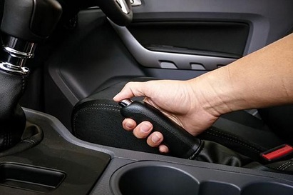 5 lưu ý quan trọng khi tắt máy đỗ xe ô tô mọi tài xế nên biết 5 lưu ý quan trọng khi tắt máy đỗ xe ô tô mọi tài xế nên biết