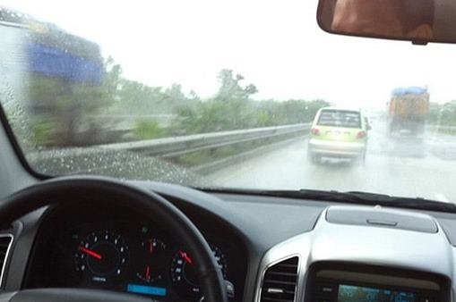 Tìm hiểu cách xử lý khi kính ô tô bị mờ Tìm hiểu cách xử lý khi kính ô tô bị mờ