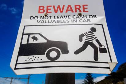 Những vật dụng không nên để trong xe ô tô dưới thời tiết nắng nóng  Những vật dụng không nên để trong xe ô tô dưới thời tiết nắng nóng