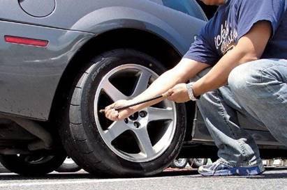 Cách kiểm tra lốp ô tô để đảm bảo an toàn khi đi xe Cách kiểm tra lốp ô tô để đảm bảo an toàn khi đi xe