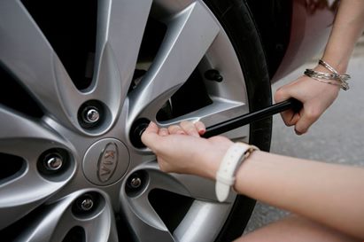 Cách thay lốp dự phòng cho xe ô tô 4 chỗ dễ nhất Cách thay lốp dự phòng cho xe ô tô 4 chỗ dễ nhất