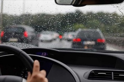 Bỏ túi 10 kinh nghiệm lái xe an toàn dưới trời mưa bão