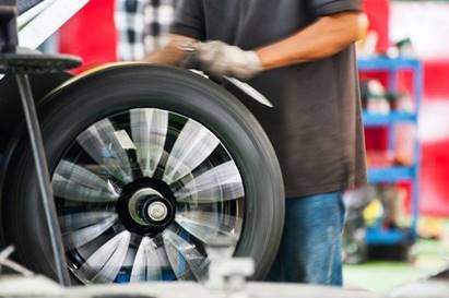 Sau bao nhiêu km cần cân chỉnh góc đặt bánh xe, cân bằng động và đảo lốp ?