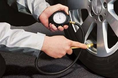 Tại sao lốp xe mới tinh thường có áp suất cao hơn khuyến cáo của nhà sản xuất ghi trên thành xe?