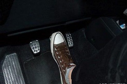 Cách xử lý khi xe bị kẹt chân ga đơn giản và an toàn nhất Cách xử lý khi xe bị kẹt chân ga đơn giản và an toàn nhất