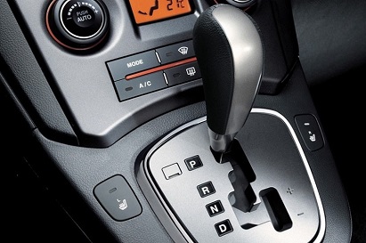 5 điều bạn không nên làm khi lái xe số tự động 5 điều bạn không nên làm khi lái xe số tự động