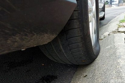 Cách đỗ xe đúng cách không gây hư hại lốp