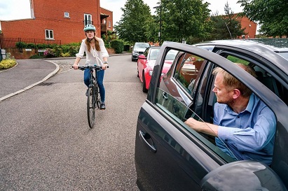 Kỹ thuật Dutch Reach: Cách mở cửa xe an toàn, không gây nguy hiểm cho người phía sau?