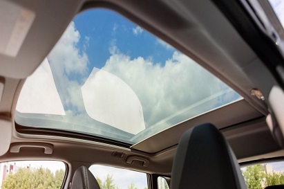 Phân biệt cửa sổ trời ô tô: Sunroof và Moonroof