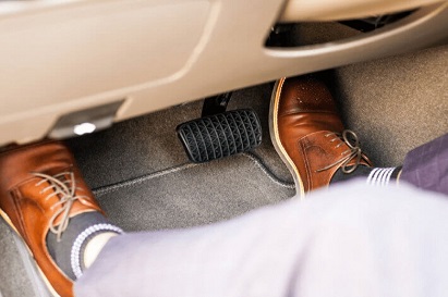 Kẹt chân ga có phải lỗi 'phổ biến' với ô tô