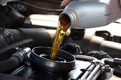 Với xe ô tô mới mua từ hãng, sau bao nhiêu km cần thay dầu lần đầu?