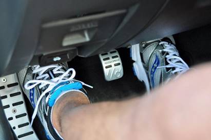 Cách đi xe số sàn an toàn cho lái mới  Cách đi xe số sàn an toàn cho lái mới