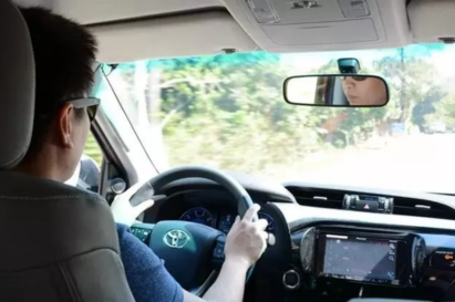 Biến căng thẳng thành thư giãn: Bí quyết lái xe vui vẻ giữa mưa gió và tắc đường