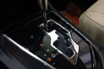 Giải đáp thắc mắc: Khi dừng đèn đỏ nên về N hay P tốt hơn?