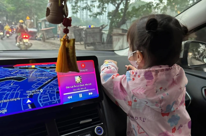 Trẻ em dưới 10 tuổi không được ngồi trên hàng ghế lái ô tô Trẻ em dưới 10 tuổi không được ngồi trên hàng ghế lái ô tô