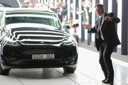 Tesla bị  Tesla bị