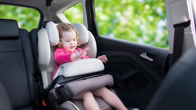 Lý do không nên cho trẻ em ngồi ghế trước khi đi xe ô tô?