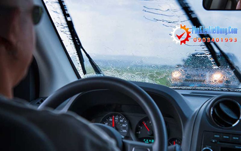 Lái xe oto dưới trời mưa: 6 bí kíp bỏ túi cho tài xế