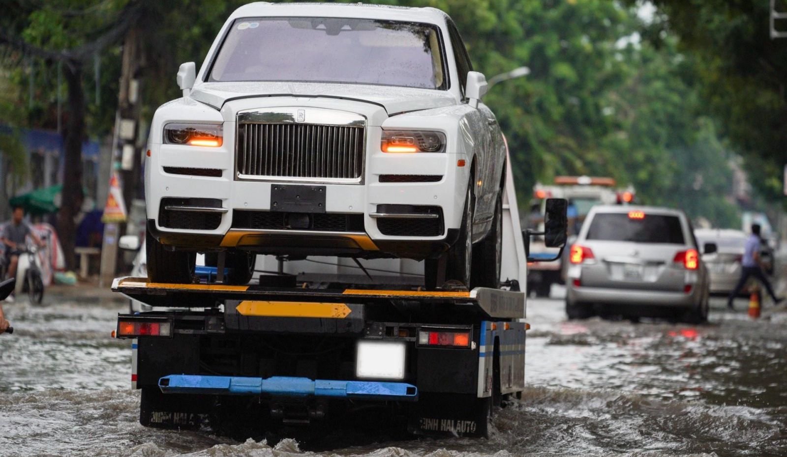 Những cách ứng phó thông minh giúp lái xe an toàn trong mùa mưa bão, sấm chớp
