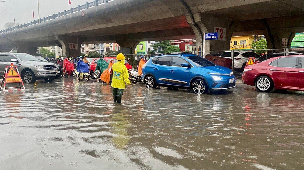 Những lưu ý giúp ô tô điện di chuyển an toàn trong trời mưa bão