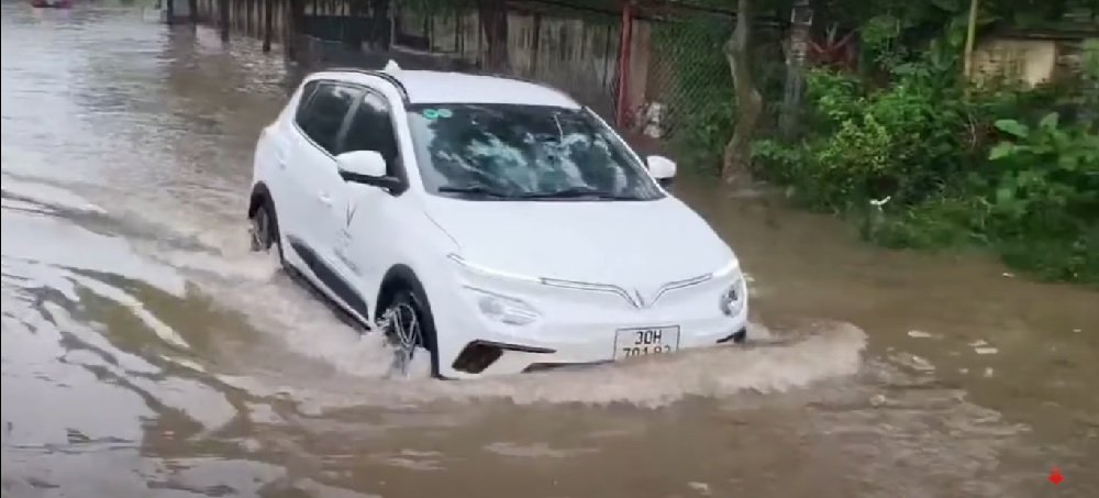 Những lưu ý giúp ô tô điện di chuyển an toàn trong trời mưa bão