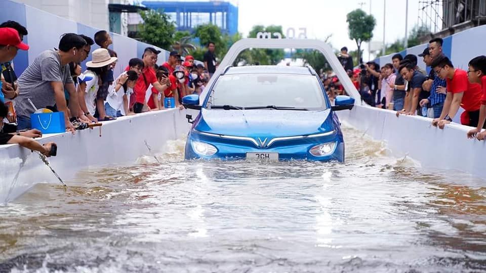 Xe điện chạy qua vùng ngập lụt có ảnh hưởng đến pin và động cơ?