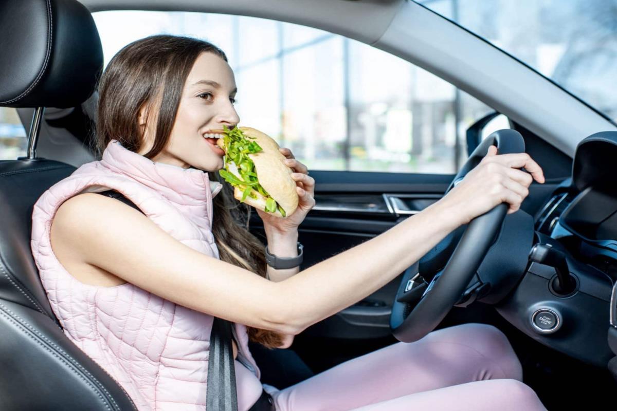 Vừa lái xe vừa ăn uống: Thói quen nguy hiểm cần bỏ