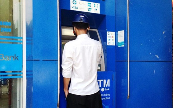 Camera ghi hình người rút sạch tiền từ thẻ ATM nhặt được