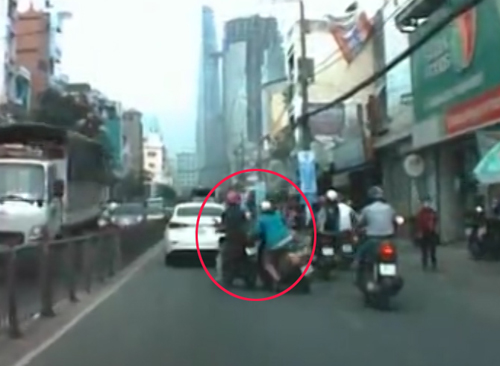 Camera chộp cảnh cướp giật dây chuyền giữa phố Sài Gòn