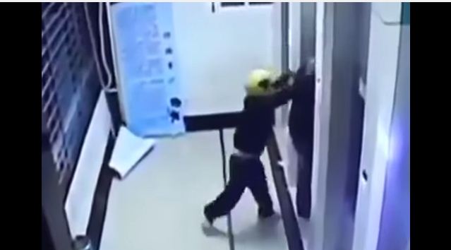 Tên cướp đội mũ bảo hiểm táo tợn ra tay tại cây ATM