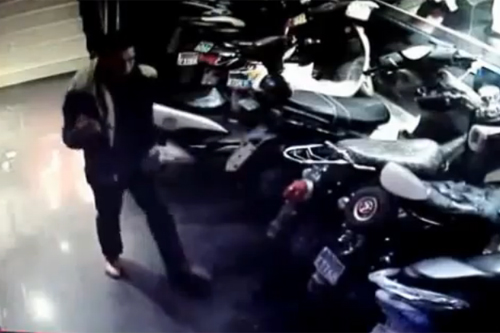 Clip: Giả vờ say xỉn để trộm xe máy