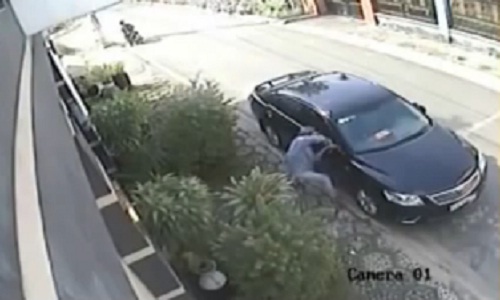 Trộm bẻ gương ô tô Camry trong 5 giây