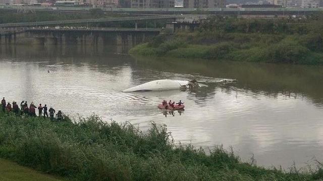 Camera hành trình ghi cảnh máy bay Đài Loan lao xuống sông