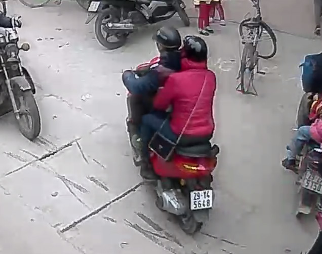 Đôi nam nữ ăn trộm xe máy ở cổng trường mầm non
